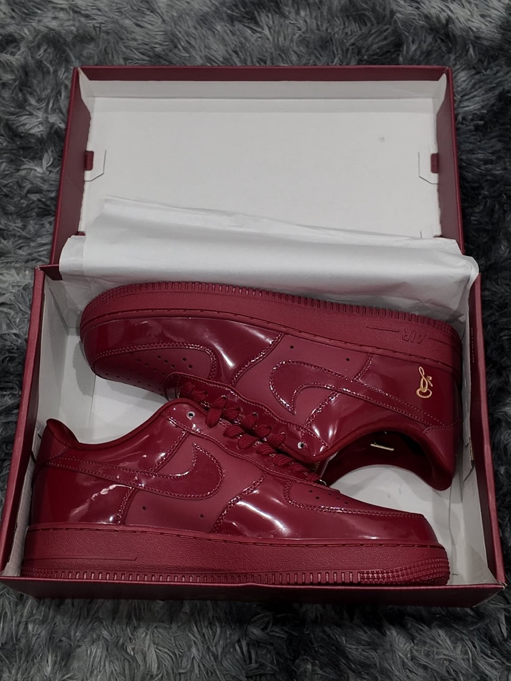 Nike Men's Glossy Burgundy Low-Top Sneakers